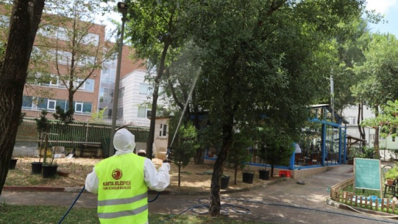 KARTAL’IN PARKLARINDA HALK VE ÇEVRE SAĞLIĞI İÇİN İLAÇLAMAYA DEVAM