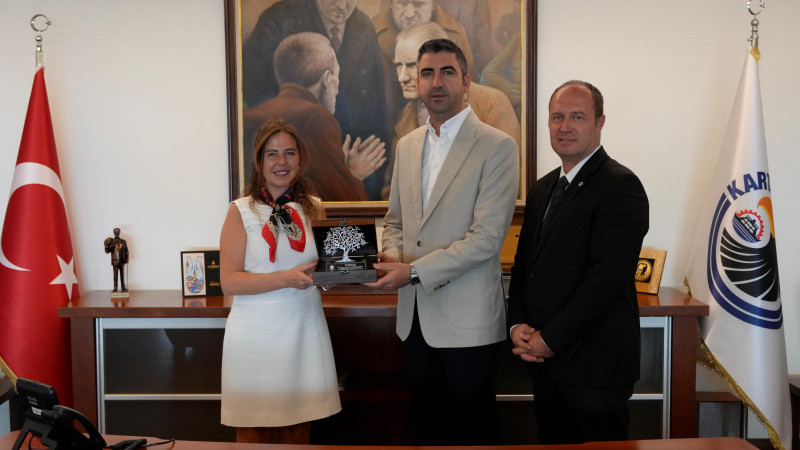 Türk Eğitim Vakfı’ndan Başkan Yüksel’e Plaket