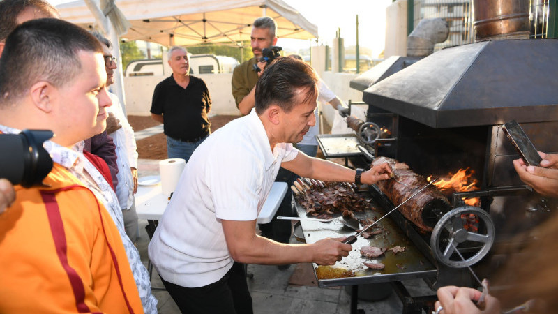 Başkan Yazıcı sözünü tuttu, Tuzla’nın özel çocuklarına cağ kebabı pişirdi